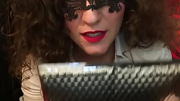 Do you want to have my panties? I'll send them to you, Porcone. Mistress Hotwife Venus.