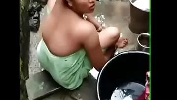 Bhabhi bathing vid