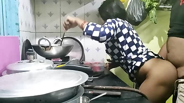 The maid who came from the village did not have any leaves, so the proprietor took advantage of that and poked the maid (Hindi Clear Audio)