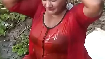 Bangladeshi sexi women open bathtub in a ponds