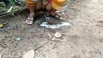desi aunt-in-law nature peeing must see