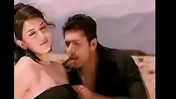 Haniska bosoms fumble by Jayam Ravi in Engeyum Kaadh