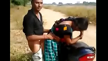 Bhabhi penetrating on motorbike