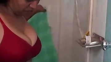 MALLU AUNTY BATHING Super hot Vignette