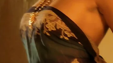 Super-cute Queen Dances and Taunts