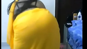 desi priya aunty saree disrobe  and taunting