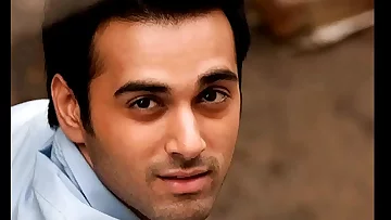 Cool Bollywood actor bare